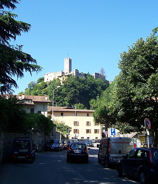 File:Panorama del castello di Breno da Nord (Foto Luca Giarelli).jpg