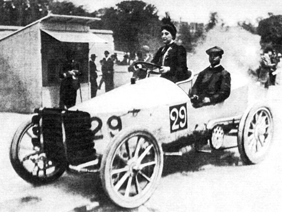 Paris–Madrid 1903 – Camille du Gast pilots her 30 hp De Dietrich, with starting number 29. Her upright seating position has been ascribed to the corse