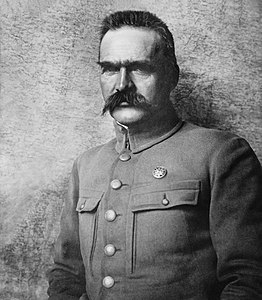 Józef Piłsudski portresi: Piłsudski İkinci Polonya Cumhuriyeti'nin kurucusu kabul edilen ilk devlet başkanı ve Polonya Silahlı Kuvvetleri'nin kurucusu olan mareşal idi. 12 Mayıs 1926 tarihli askerî darbeyle yönetimi ele geçirdikten sonra ölümüne kadar Polonya'nın önderi olarak kaldı (1910 - 1920 yılları arasında çekilmiştir.) (Üreten: K. Pęcherski)