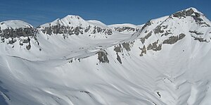 Piz Segnas (center left) from the southeast, from Fil de Cassons.  On the far left Atlas, on the far right on the same ridge, the upswing to Piz Sardona and on the right in the foreground Piz Dolf.