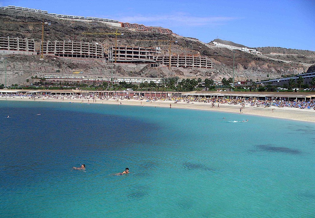 Playa de Amadores - panoramio