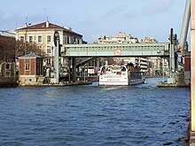 Mündung des Canal de l’Ourcq in das Bassin de la Villette mit der angehobenen Hubbrücke Pont levant de la rue de Crimée