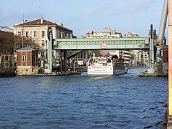 Pont levant de la rue de Crimée, yang berada di Bassin de la Villette