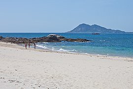 Praia de Porto do Son con Monte Louro ó fondo