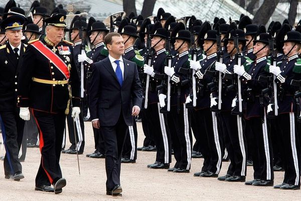 Harald V, the King of Norway, inspects Hans Majestet Kongens Garde with Dmitry Medvedev. The unit acts as foot guards for the Norwegian Army.