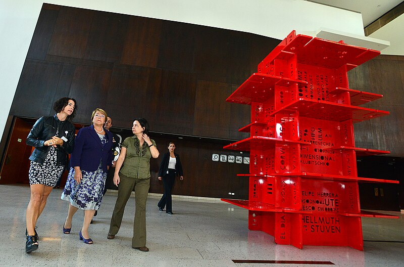 File:Presidenta visita el Centro Cultural Gabriela Mistral (13227956995).jpg