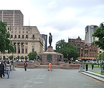 Statue de Paul Kruger et bâtiment Tudor en arrière plan