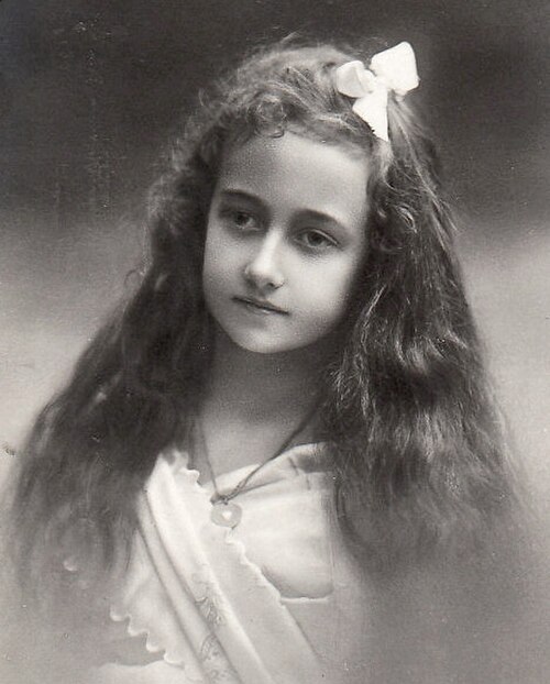 Princess Antonia at the age of 10 (Atelier Elvira, Munich 1910)
