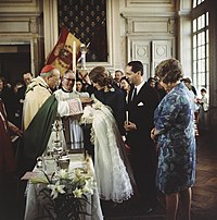 Prince Carlos' baptism in 1970 Prins Carlos Jr. Bernardo wordt gedoopt in kerk te Lignieres, Frankrijk, door Ka, Bestanddeelnr 254-8614.jpg