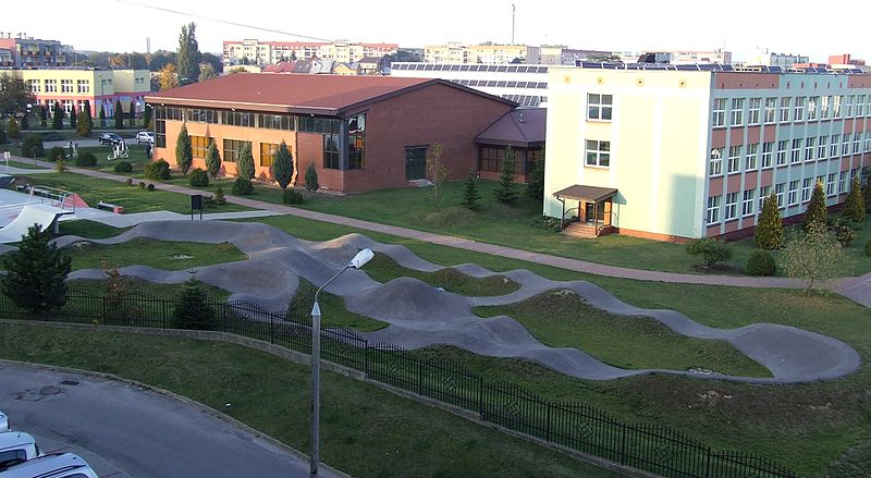 File:Pumptrack w Kolnie.JPG