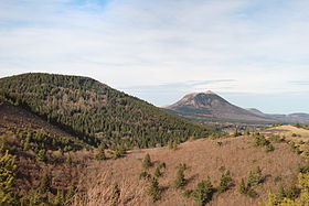 Vista del Puy de Mercœur con el Puy de Dôme al fondo desde el Puy de la Vache.