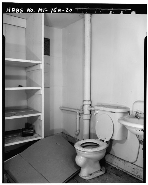 File:QUARTERS BATHROOM UPSTAIRS, LEFT SIDE APARTMENT - Fort Keogh, Officers Quarters A, 3 miles west of Miles City on U.S. Highway 10, Miles City, Custer County, MT HABS MONT,9-MILCI,3-A-20.tif