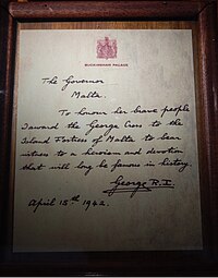 George keresztjének megkülönböztetése, amelyet a máltai kormányzó kapott 1942-ben.