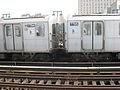 纽约地铁R142A型电联车安装三根链条做为防坠用。