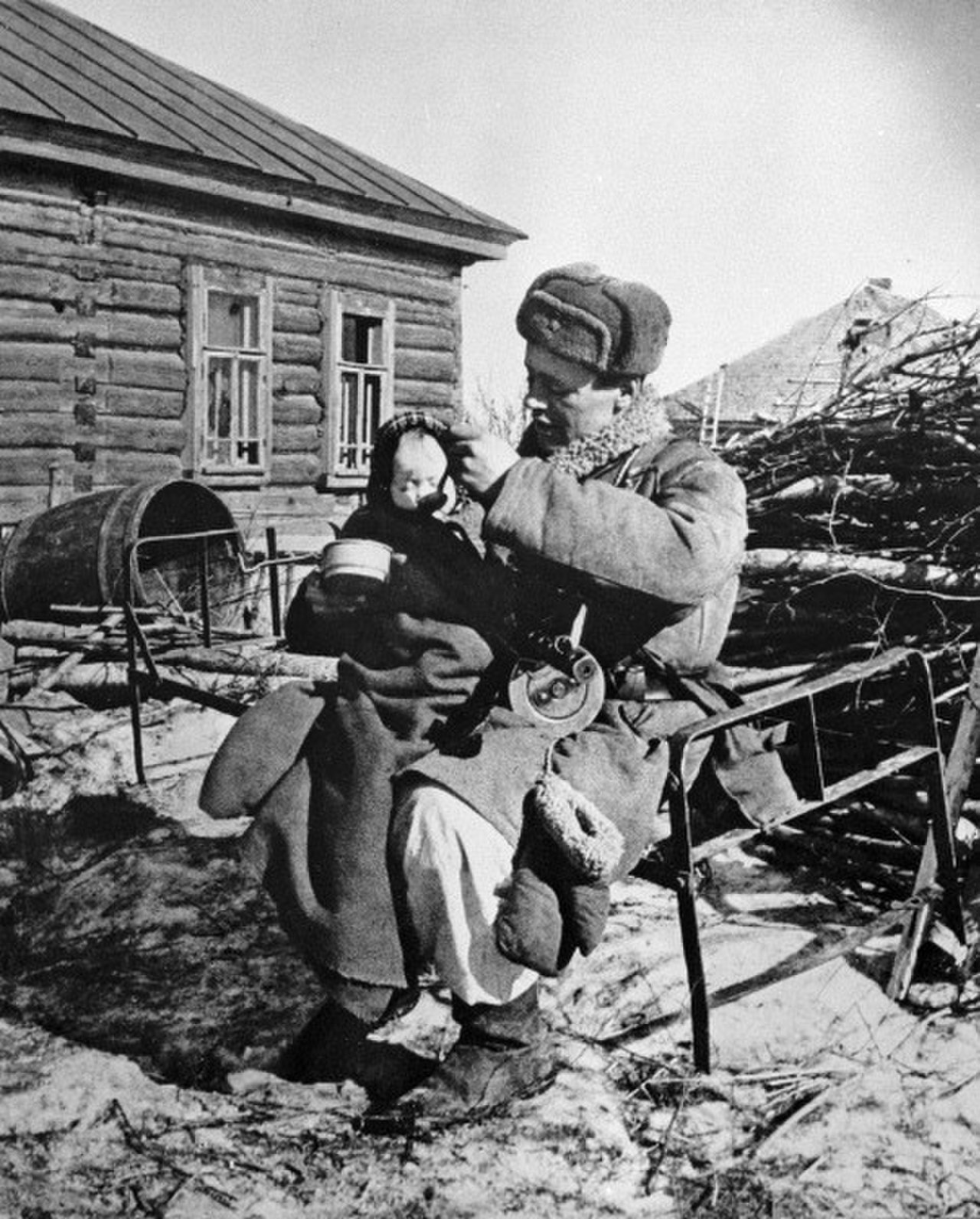 Солдаты деревне. Фотограф Виктор Кинеловский. Великая Отечественная война. Советские солдаты в деревне 1941. Деревня в годы Великой Отечественной войны.