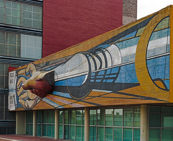 File:Relief mural on administration building, Ciudad Universtaria, Mexico City, from NW.jpg