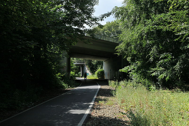 File:Remscheid Lennep - Balkantrasse + Lenneper Straße + Trecknase 01 ies.jpg