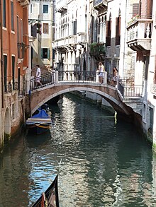 Fichier:Rio_e_Ponte_dei_Barcaroli_Venezia.jpg