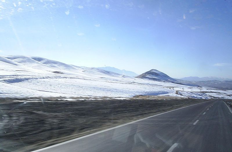 File:Road near to Aligoodarz at winter.JPG