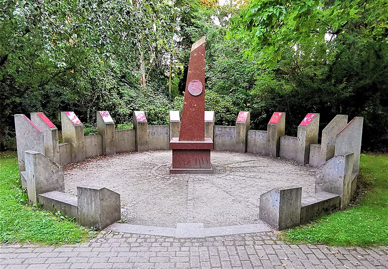 File:Rondell der Nobelpreisträger auf dem Stadtfriedhof Göttingen.jpg
