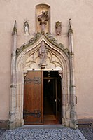 Portail néo-gothique avec éléments gothiques