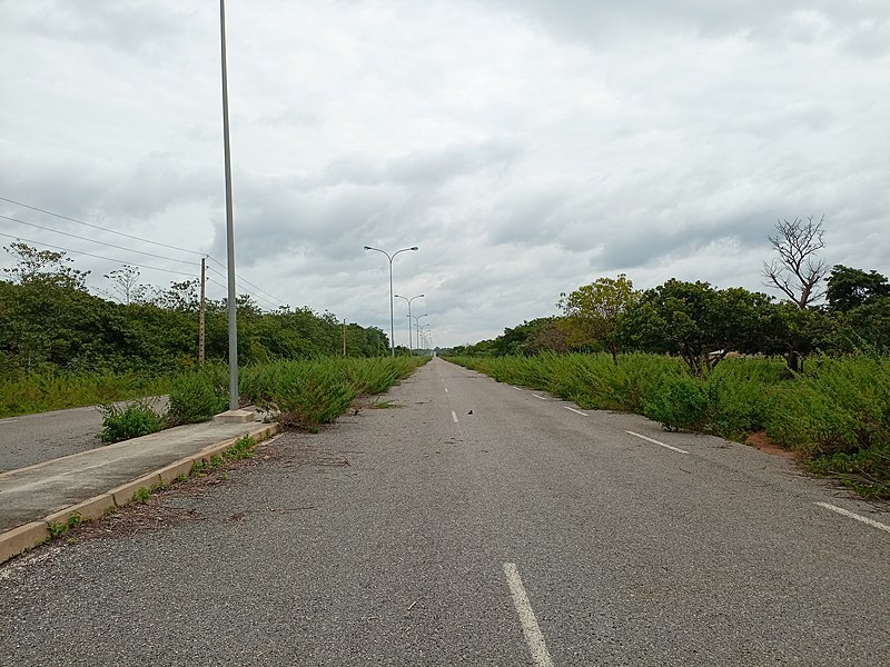 File:Route de l'aeroport de Tourou.jpg