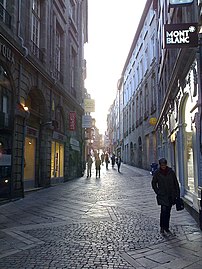 La rue du Consulat, une des principales rues commerçantes de la ville