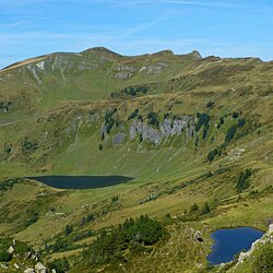 Sünser Spitze s jezery Sünser See a Blauer See (v popředí)