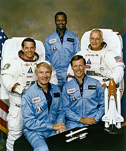 Delantero: Vance Brand y Robert Gibson Detrás: Robert Stewart, Ronald McNair y Bruce McCandless