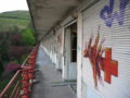 Balcon sur la façade sud, avec rambarde rouge