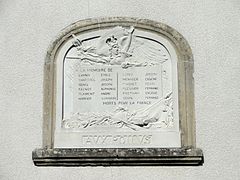 Monument aux morts sur la façade la mairie.