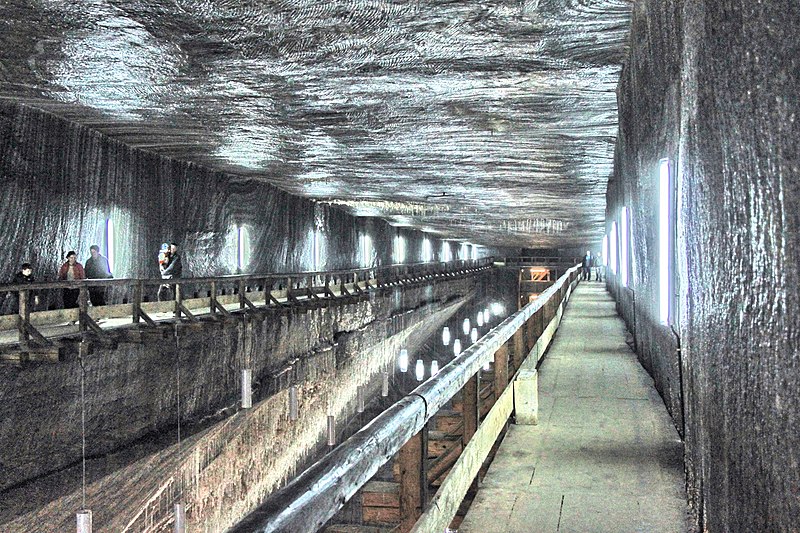 File:Salina Turda - galeria principală 2.jpg