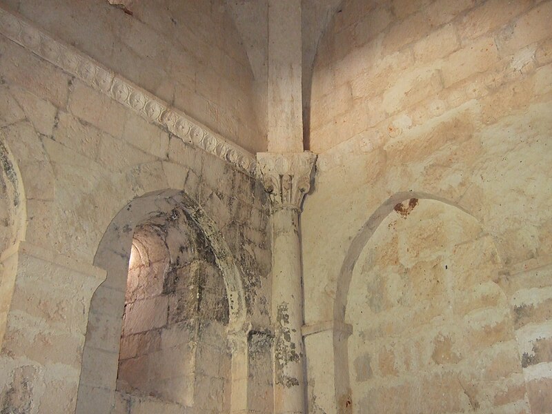 File:San Pedro de Arlanza - Interior torre - Planta baja.jpg