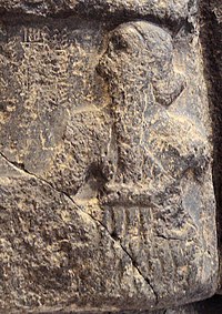 Sargon van Akkad op sy oorwinningstele, met sy titel links voor hom gegraveer.
