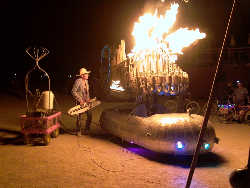 File:Satan's Calliope, a flaming pipe organ, played through the Royalex Probe (keytar) by Lucy Hosking (Lucyfer) (Burning Man 2006).jpg
