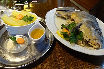 Schleie blau mit Salzkartoffeln, flüssiger Butter und Meerrettich - Poached Tench with salt potatoes, liquid butter and horseradish