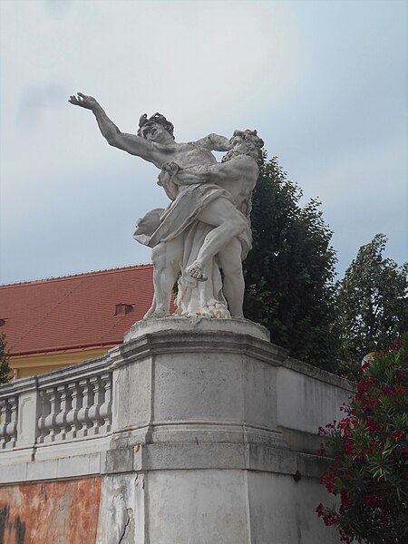 File:Schlosshof Herkulesundantaeusrechts.jpg