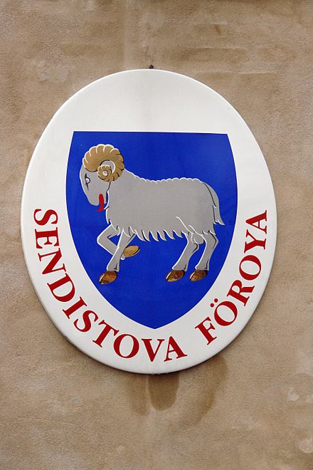 Sendistova Föroya – „Gesandtschaft der Färöer“. Wappenschild an der färöischen Vertretung in Kopenhagen. Hier wird feierlich ein Ö statt Ø verwendet und bildet eine orthographische Rarität, die sich aber auch in der Biermarke Föroya Bjór wiederfindet.