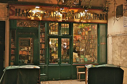 Книжный на левом берегу. Шекспир и компания книжный магазин Париж. Shakespeare & Company в Париже, Франция. Магазин Shakespeare and Company. Книжный магазин 19 век Лондон.