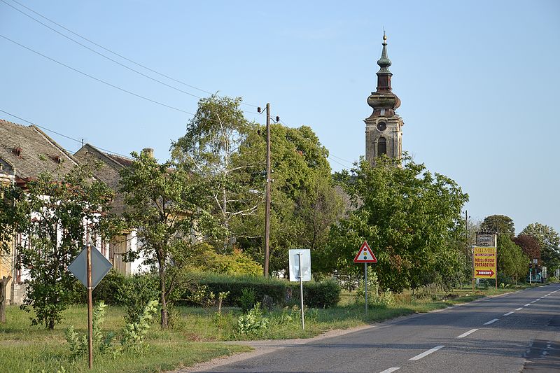 File:Sivac (Szivác, Siwatz) - main street and Calvinist church.jpg