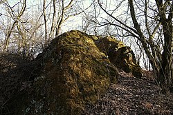 Skalka kamenolomu na vrchu Jezírka