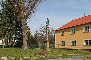 Sloup se sochou Panny Marie v Újezdu ve středu obce