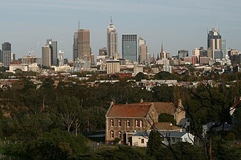 Кампус Sophia Mundi в монастыре Абботсфорд с видом на центральный деловой район Мельбурна