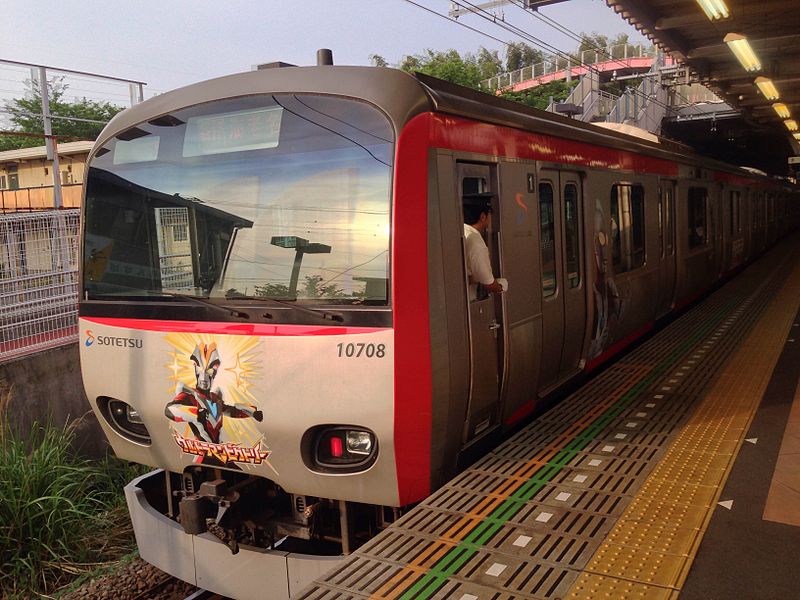 File:Sotetsu 10000 (Kaettekita-Ultraman-go).jpg