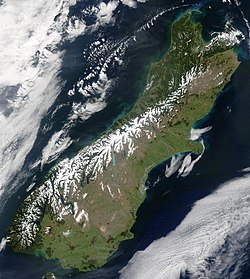 תמונת לווין של האי הדרומי, השלג מסמן את פסגות האלפים הדרומיים