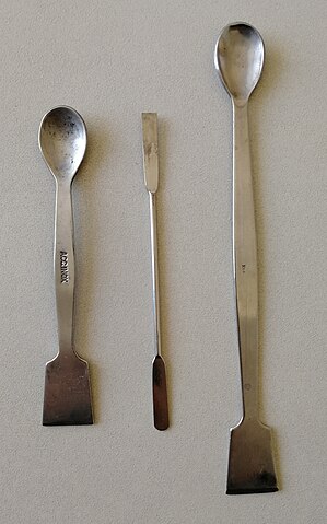 File:Spatulas-lab.jpg - Wikimedia Commons