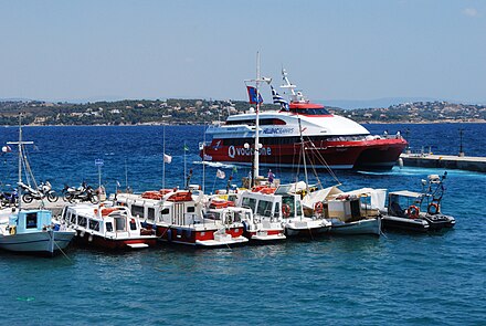 Hellenic Seaways Flyingcat in the port of Spetses.