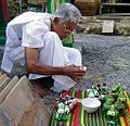 Indvielsesritual: En åndemaner forbereder figurer til indflytning i nye åndehuse (Koh Samui)