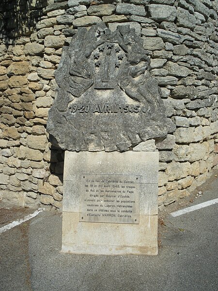 File:Stèle Chateau Vaudois de Cabrières d'Avignon.jpg