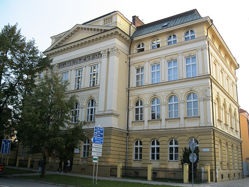 File:Střední škola - Obchodní akademie Prostějov.JPG